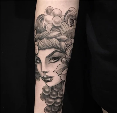 wanita untuk tato